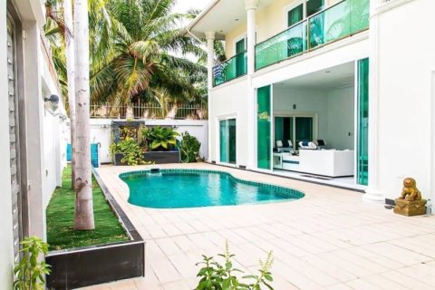 House in Pattaya, Thailand 6 bedrooms № 157778 - photo 1