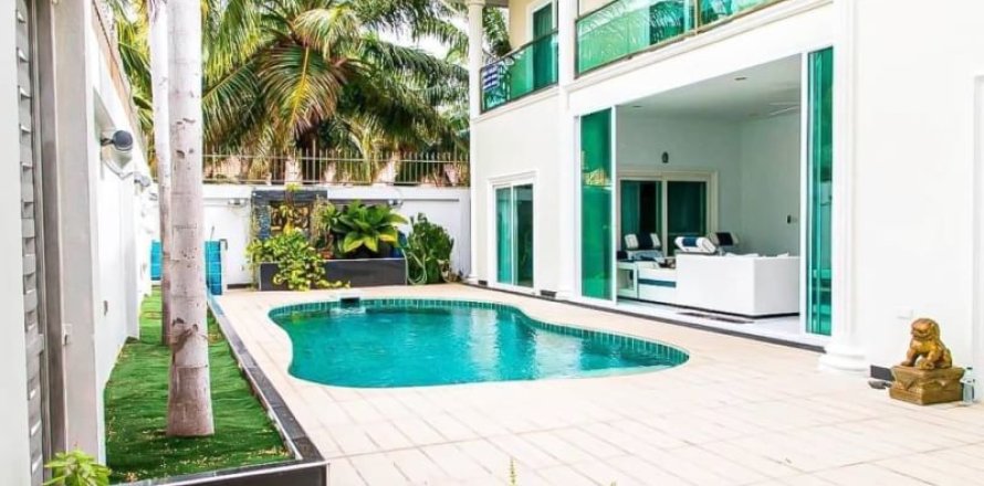 House in Pattaya, Thailand 6 bedrooms № 157778