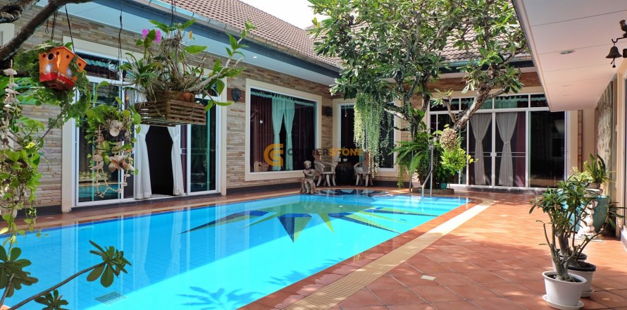 Studio on Jomtien Beach, Pattaya, Thailand № 144487