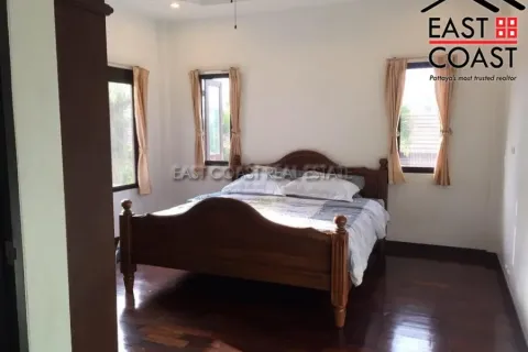 Casa de 4 dormitorios en Pattaya, Tailandia № 212901 - foto 12