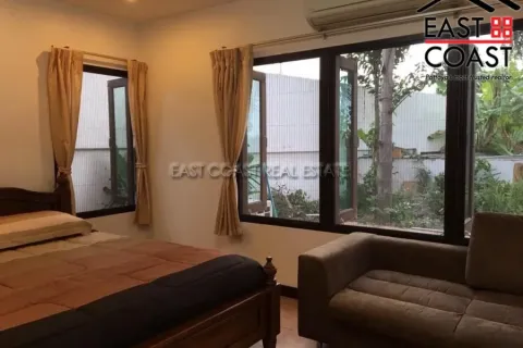 Casa de 4 dormitorios en Pattaya, Tailandia № 212901 - foto 14