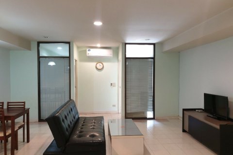 Condo in Bang Rak, Bangkok, Thailand, 2 bedrooms  № 169460