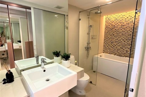 Condo in Bangkok, Thailand, 2 bedrooms  № 172615 - photo 10