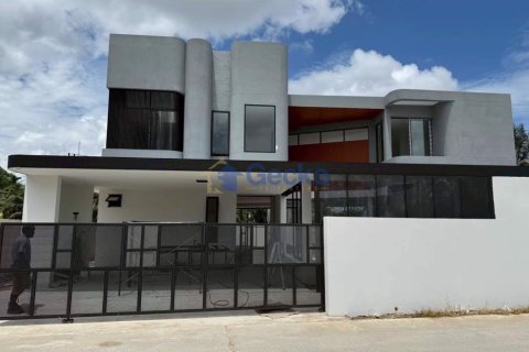 House in Pattaya, Thailand 3 bedrooms № 196221