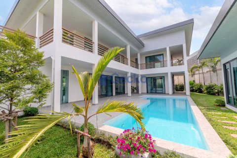 House in Pattaya, Thailand 4 bedrooms № 196220