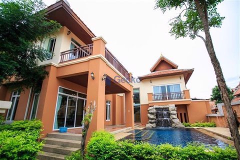 House in Pattaya, Thailand 3 bedrooms № 196233 - photo 2