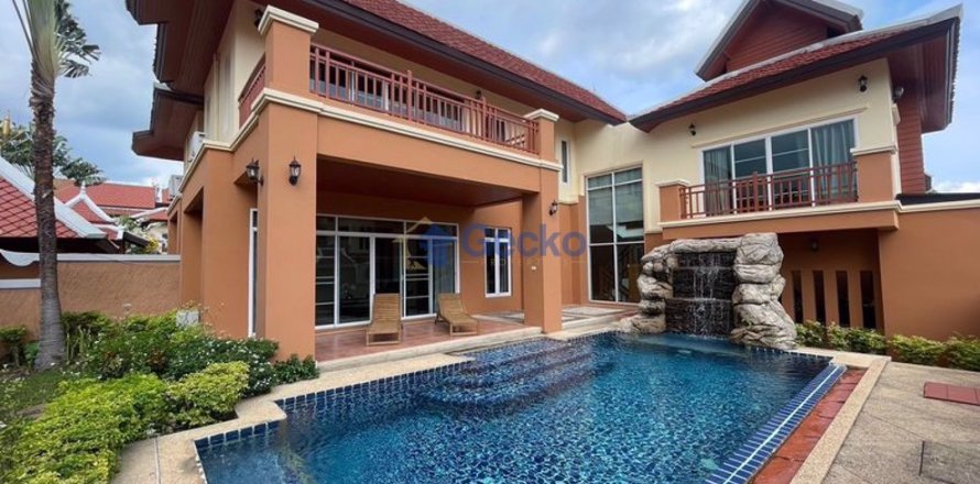 House in Pattaya, Thailand 3 bedrooms № 196233