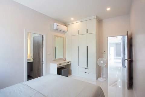 Villa in Hua Hin, Thailand 4 bedrooms № 168375 - photo 16