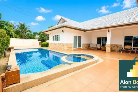 Casa de 3 dormitorios en Pattaya, Tailandia № 210903 - foto 2