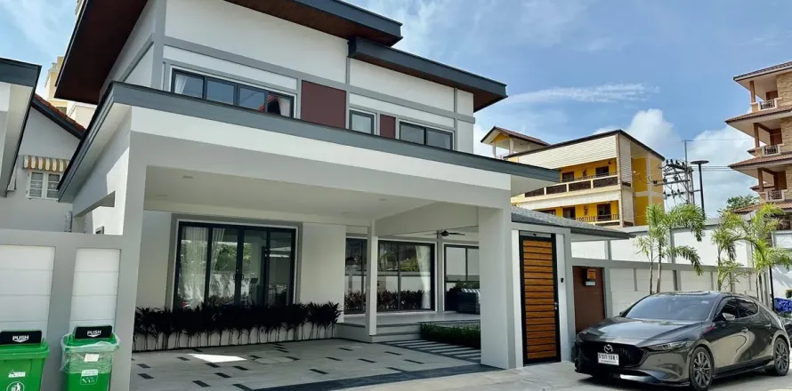 Casa de 4 dormitorios en Pattaya, Tailandia № 210908