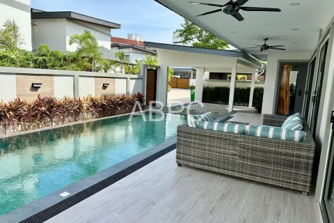 Casa de 4 dormitorios en Pattaya, Tailandia № 210908 - foto 10