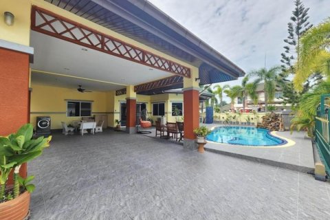 Villa in Pattaya, Thailand 3 bedrooms № 172210 - photo 2