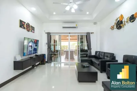 Casa de 6 dormitorios en Pattaya, Tailandia № 210540 - foto 17