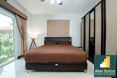 Casa de 6 dormitorios en Pattaya, Tailandia № 210540 - foto 10