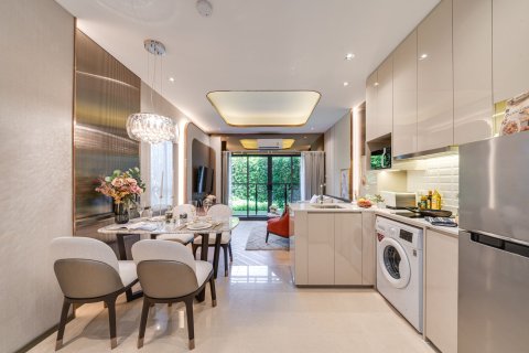 Condo in Bangkok, Thailand, 3 bedrooms  № 159649 - photo 2