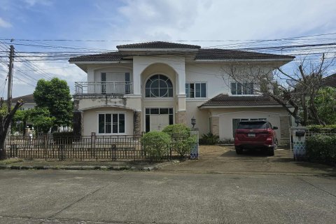 House in Chiang Mai, Thailand 6 bedrooms № 147951 - photo 1