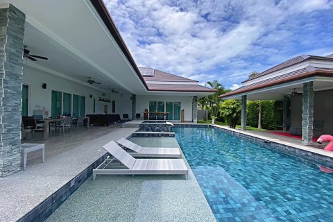 Villa in Hua Hin, Thailand 3 bedrooms № 205680 - photo 2