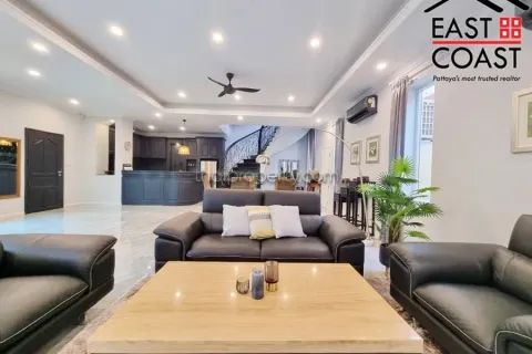 Casa de 4 dormitorios en Pattaya, Tailandia № 212531 - foto 15
