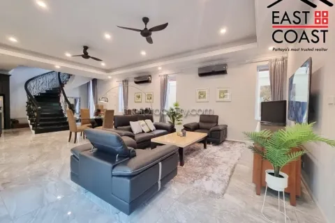 Casa de 4 dormitorios en Pattaya, Tailandia № 212531 - foto 3