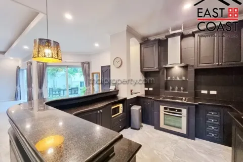 Casa de 4 dormitorios en Pattaya, Tailandia № 212531 - foto 5
