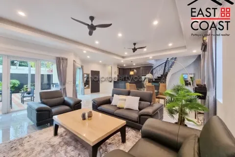Casa de 4 dormitorios en Pattaya, Tailandia № 212531 - foto 14