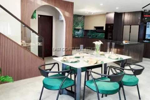 Casa de 5 dormitorios en Pattaya, Tailandia № 212530 - foto 5