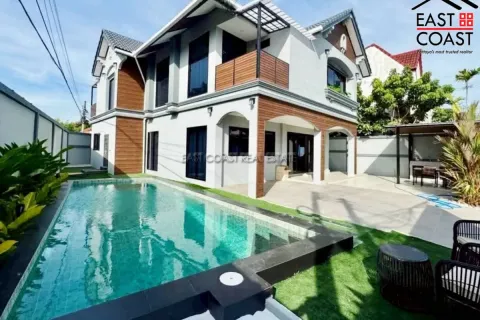 Casa de 5 dormitorios en Pattaya, Tailandia № 212530 - foto 2
