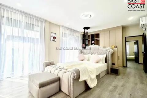 Casa de 5 dormitorios en Pattaya, Tailandia № 212530 - foto 14