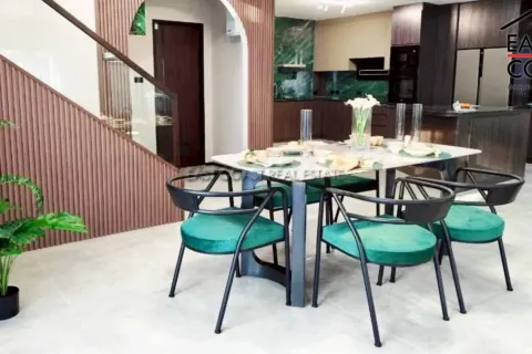 Casa de 5 dormitorios en Pattaya, Tailandia № 212530 - foto 4