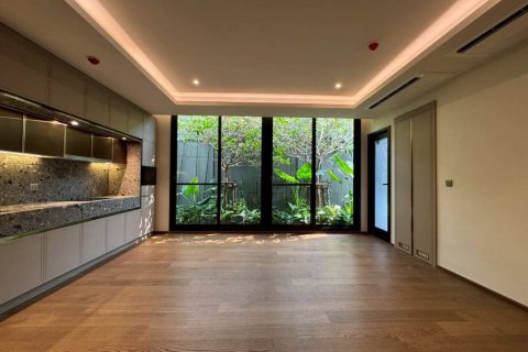 Condo in Khlong Toei, Bangkok, Thailand, 3 bedrooms № 176850 - photo 2