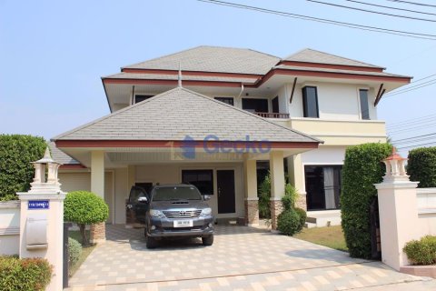House in Pattaya, Thailand 4 bedrooms № 197332
