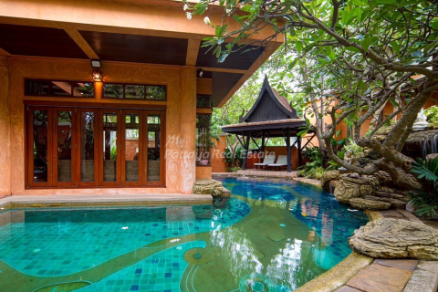House on Jomtien Beach, Pattaya, Thailand 4 bedrooms № 146561 - photo 1