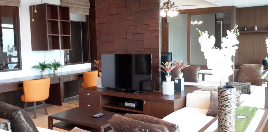 Condo in Khlong San, Bangkok, Thailand, 2 bedrooms  № 148281