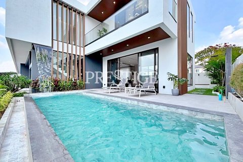 House in Pattaya, Thailand 4 bedrooms № 198205