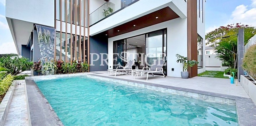 House in Pattaya, Thailand 4 bedrooms № 198205