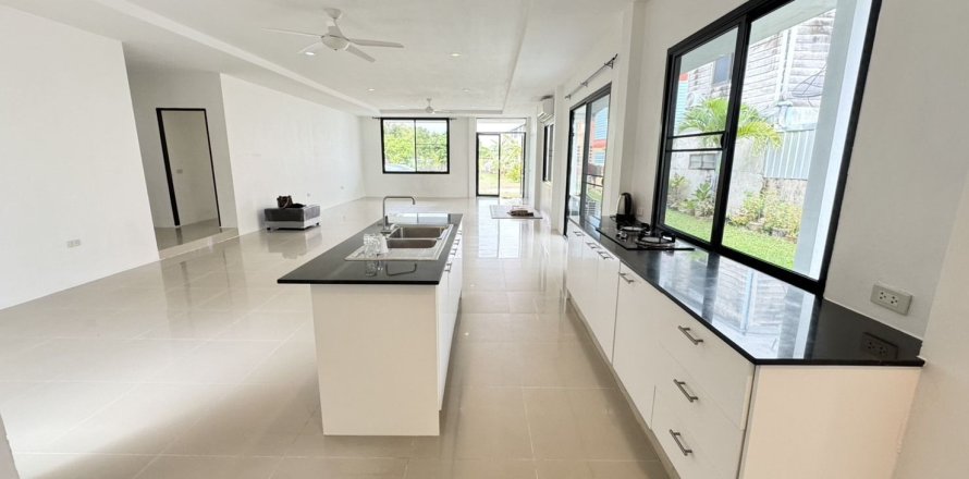 House in Udon Thani, Thailand 4 bedrooms № 154046