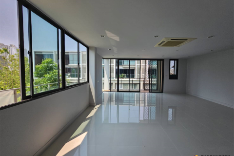 Townhouse in Bangkok, Thailand 7 bedrooms № 189687