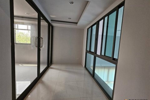 Townhouse in Bangkok, Thailand 7 bedrooms № 189688 - photo 4