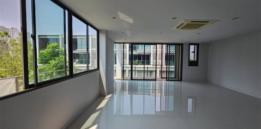 Townhouse in Bangkok, Thailand 7 bedrooms № 189688