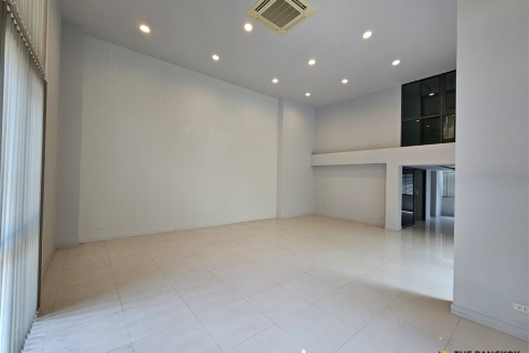 Townhouse in Bangkok, Thailand 7 bedrooms № 189688 - photo 2