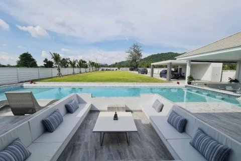 Villa in Hua Hin, Thailand 4 bedrooms № 168663 - photo 4