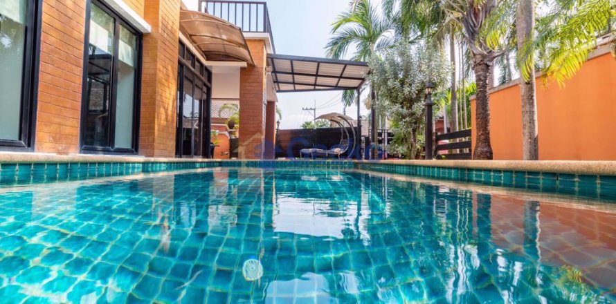 House in Pattaya, Thailand 3 bedrooms № 201877