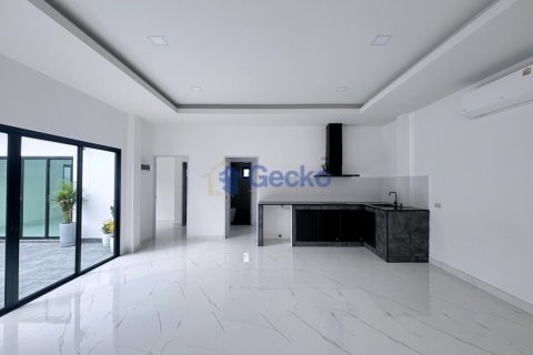 House in Pattaya, Thailand 3 bedrooms № 195796 - photo 11