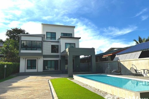 Villa in Chiang Mai, Thailand 5 bedrooms № 141414 - photo 1