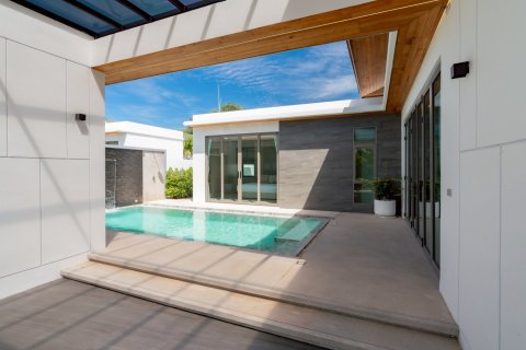 Villa in Phuket, Thailand 3 bedrooms № 137581 - photo 1