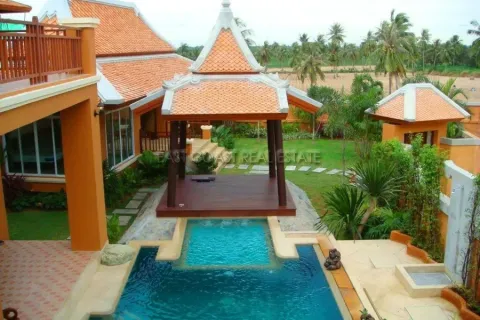 Casa de 3 dormitorios en Pattaya, Tailandia № 213625 - foto 3