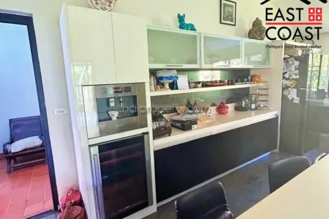 Casa de 6 dormitorios en Pattaya, Tailandia № 213623 - foto 17