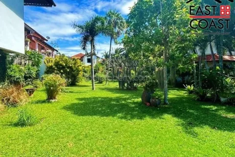 Casa de 6 dormitorios en Pattaya, Tailandia № 213623 - foto 2