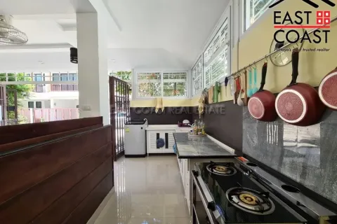 Casa de 4 dormitorios en Pattaya, Tailandia № 213621 - foto 4