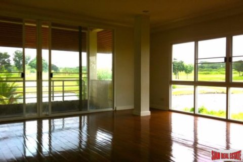 House in Chonburi, Thailand 5 bedrooms № 193290 - photo 5